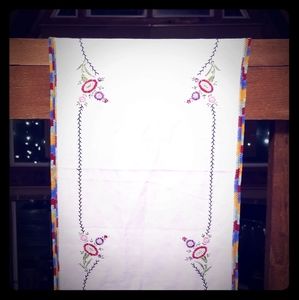 Vintage♡ Lovely♡ Hand Embroidered Table Runner.